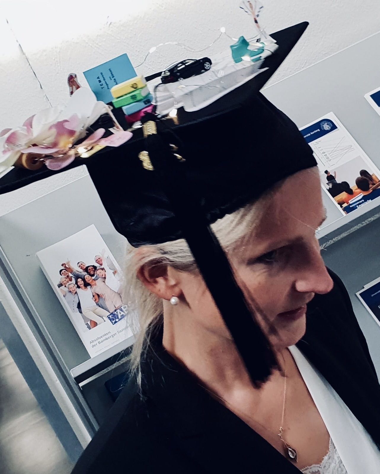 Wissenschaftlerin. Neben meinem Lehrerjob habe ich etwa sieben Jahre an der Uni als wissenschaftliche Mitarbeiterin gearbeitet. Dort war ich sowohl in der Lehre der Studierenden als auch in unterschiedlichen wissenschaftlichen Projekten eingebunden. In der Zeit ergab sich für mich auch die Möglichkeit zu promovieren. Mein wissenschaftliches Selbstverständnis sieht vor, neben theoriegeleitetem und methodischem Vorgehen, die ethisch-reflexive Perspektive nie außer Acht zu lassen. Besonders spannend an Forschung und Wissenschaft finde ich vor allem, dass man hier die Möglichkeit hat, sich intensiv mit einem Thema beschäftigen zu dürfen, zu hinterfragen, zu zweifeln, neue Gedanken zu entwickeln und neue Wege zu gehen.