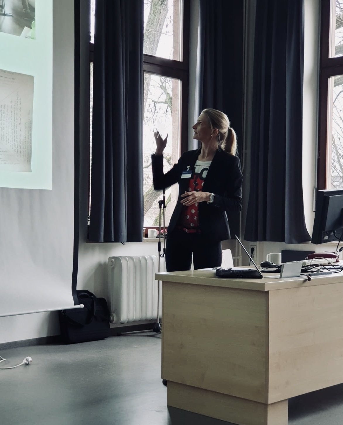 Pädagogin. Seit mehr als 12 Jahren arbeite ich als Pflegepädagogin und begleite hier Menschen in ihrer beruflichen Pflegeausbildung. Zwischenzeitlich habe ich parallel dazu mehrere Jahre als Dozentin in der Hochschule und an der Uni (Pflege-)pädagogen ausgebildet. Mein pädagogisches Selbstverständnis erkennt Schülerinnen und Schüler sowie Studierende als eigenständige und selbstverantwortliche Experten für ihren individuellen Lernprozess an. Als Pädagogin versuche ich in erster Linie als Lernbegleiterin aufzutreten. Wenngleich ich aktuell als Schulleiterin tätig bin und somit nicht mehr so viel unterrichte, ist mir der Kontakt zu den Auszubildenden enorm wichtig, da ich immer wieder von ihnen lerne.