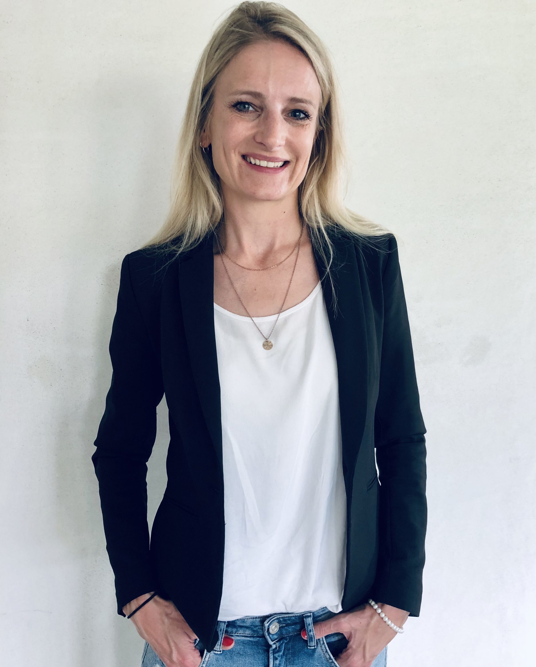 ORGANISATIONSTALENT.
Parallel zu arbeiten, zu studieren oder zu promovieren verlangten schon immer eine gewissen Struktur in meinem Leben. Zudem war es mir immer wichtig, Zeit für Freunde und Familie zu haben und sportliche Ziele wie z.B. Marathon laufen, Rennradfahren oder Yoga zu praktizieren, nicht aus dem Blick zu verlieren. Keine Frage, auch ich habe Zeiten, in denen es mir schwerer fällt mich zu motivieren. Dennoch bin ich absolut davon überzeugt, dass es möglich ist (fast) alles zu erreichen: Mit einer gewissen Selbstdisziplin, ein paar cleveren Methoden für Struktur und Organisation, dem richtigen Mindset sowie Freude und Spaß an dem, was man tut. Also ganz nach dem Motto "Love what you do and do what you love!"