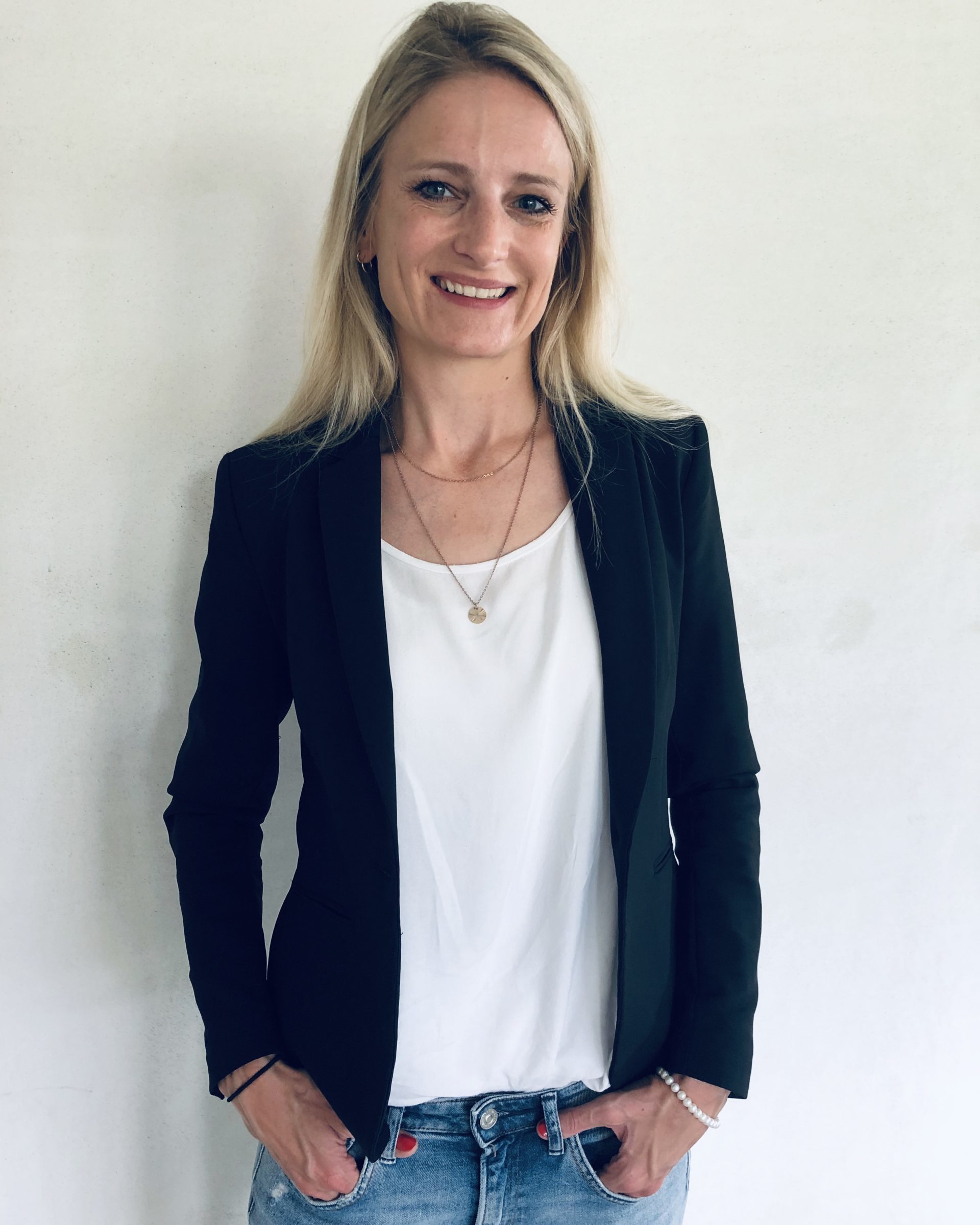Organisationstalent. Parallel zu arbeiten, zu studieren oder zu promovieren verlangten schon immer eine gewissen Struktur in meinem Leben. Zudem war es mir immer wichtig, Zeit für Freunde und Familie zu haben und sportliche Ziele wie z.B. Marathon laufen, Rennradfahren oder Yoga zu praktizieren, nicht aus dem Blick zu verlieren. Keine Frage, auch ich habe Zeiten, in denen es mir schwerer fällt mich zu motivieren. Dennoch bin ich absolut davon überzeugt, dass es möglich ist (fast) alles zu erreichen: Mit einer gewissen Selbstdisziplin, ein paar cleveren Methoden für Struktur und Organisation, dem richtigen Mindset sowie Freude und Spaß an dem, was man tut. Also ganz nach dem Motto "Love what you do and do what you love!"